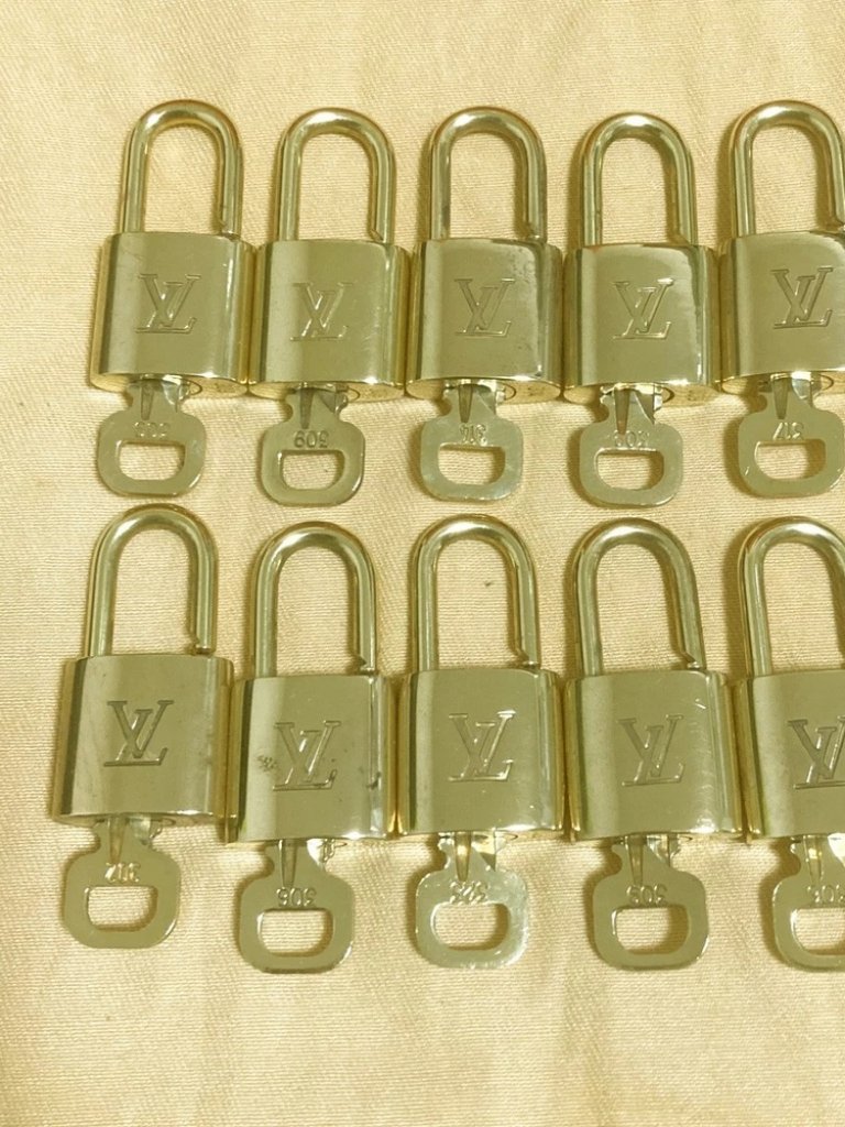 Louis Vuitton Lv 10 Set Padlock Key Charm Cadena Gold-Plated France 33pda317